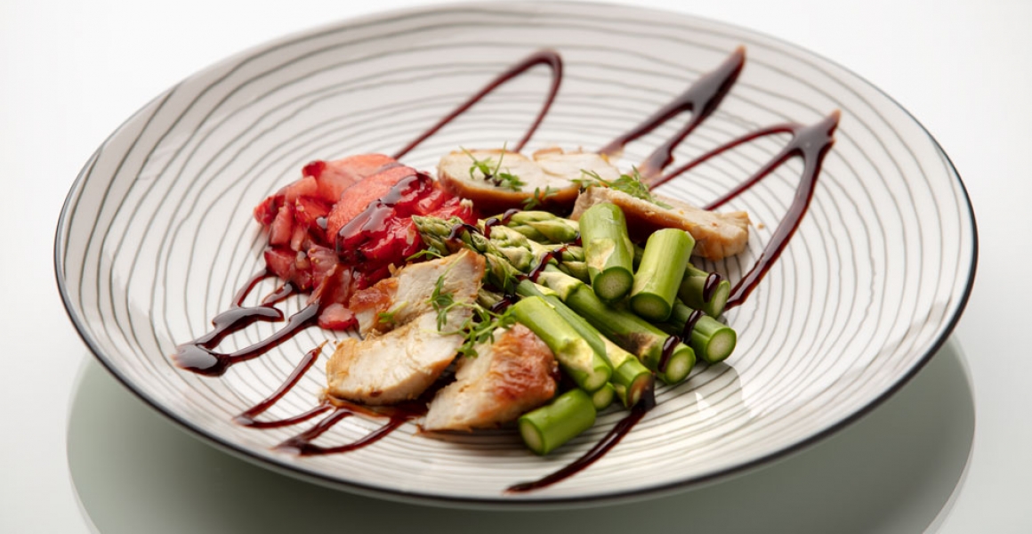 Erdbeer Spargel Salat mit Hühnerbrust